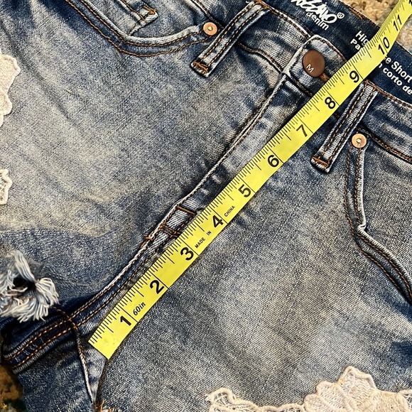 High rise Short Shorts with lace appliqué - Picture 7 of 8